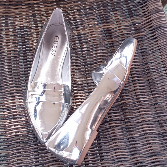 *New Never Worn* Women's Guess Metallic Loafers In Silver - Picture 2 of 4